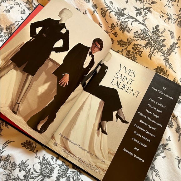 Yves Saint Laurent Met Exhibition 1983 - Coffee Table Book - Picture 4 of 6